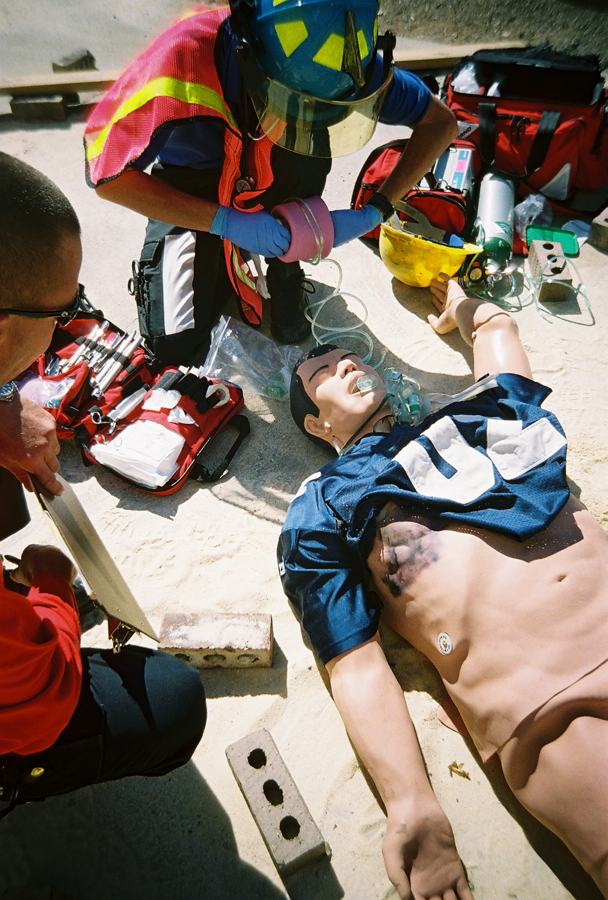 A team managing an airway during a daytime scenario